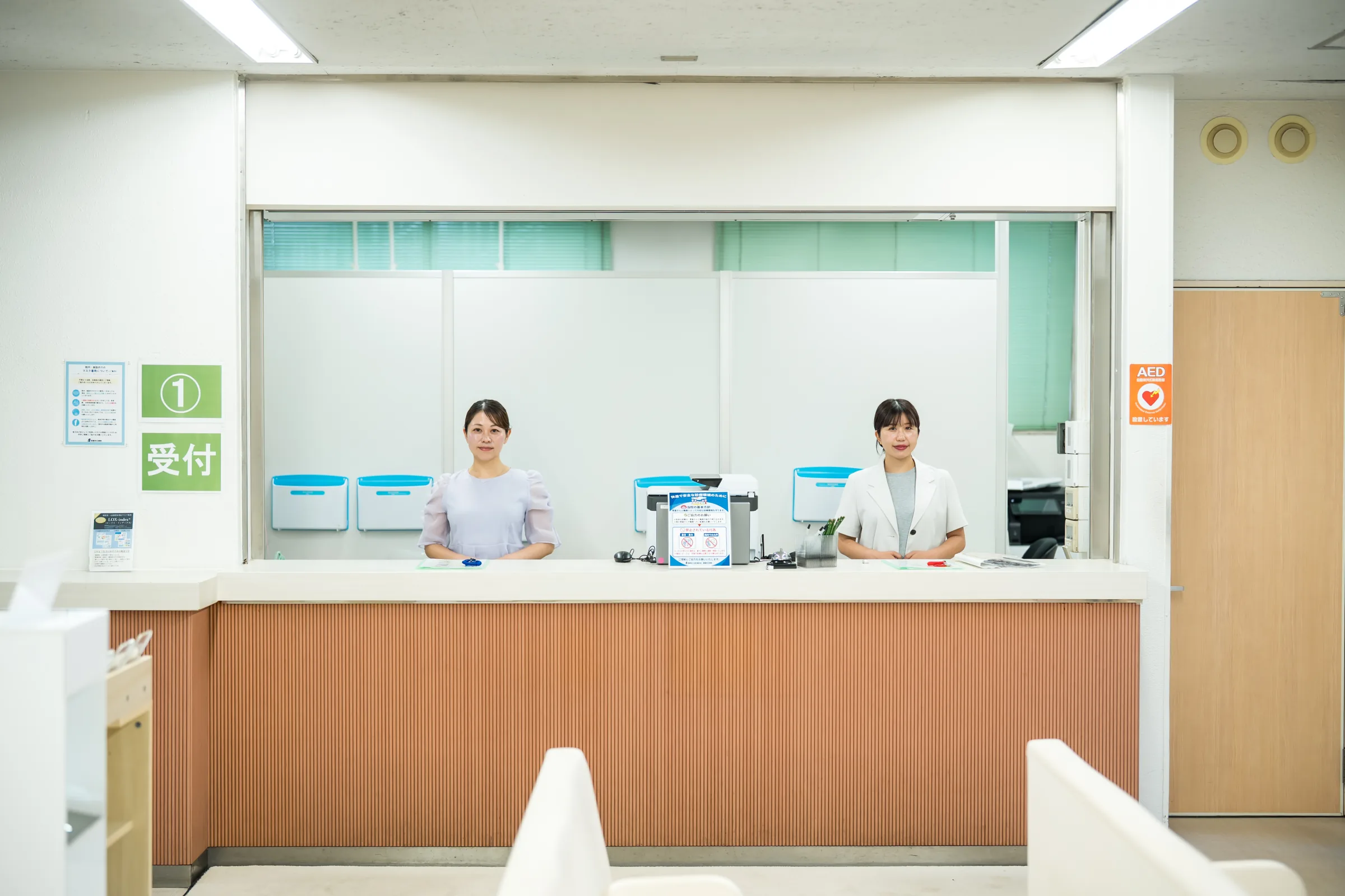 受付カウンターとスタッフ