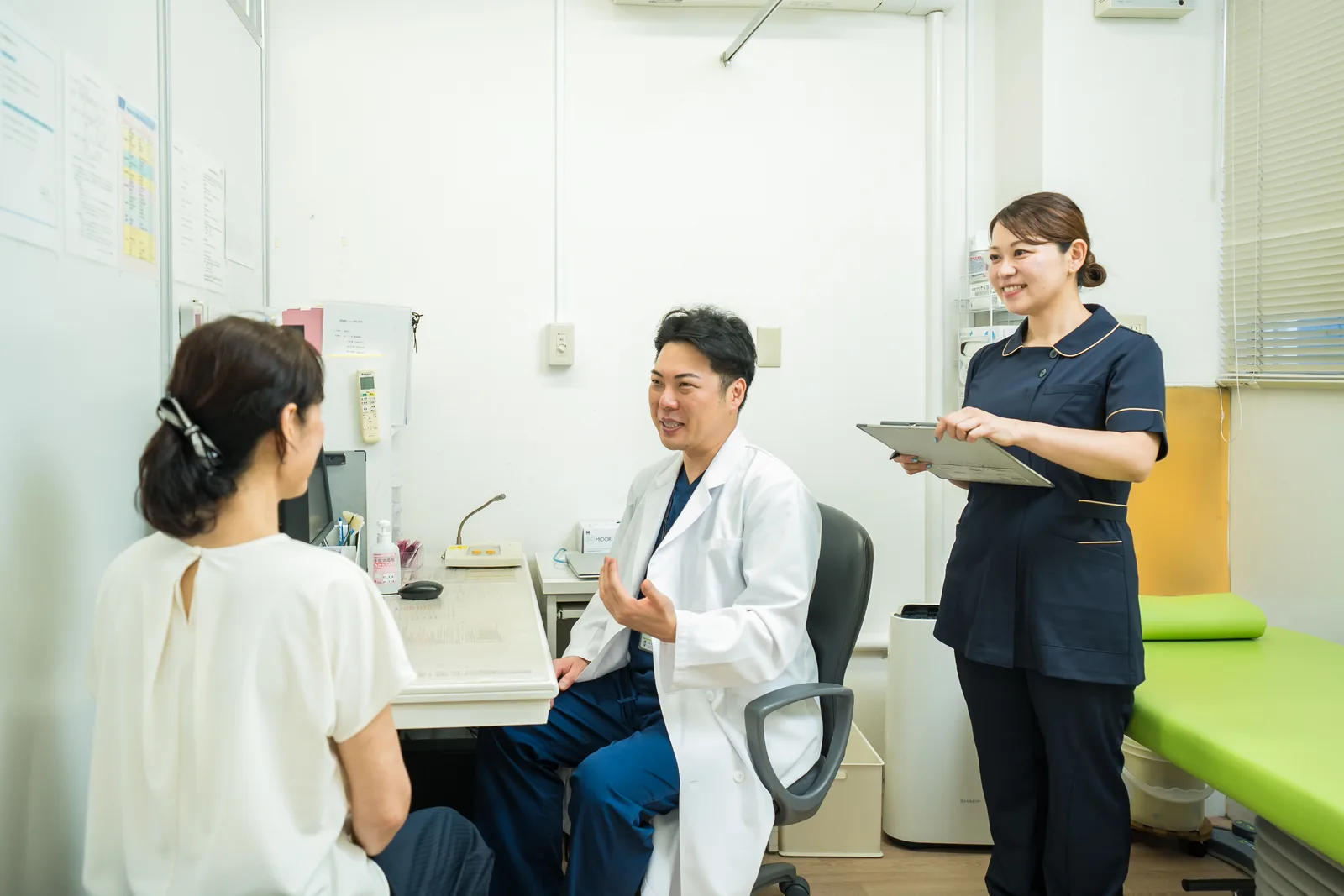 医師による診察の様子