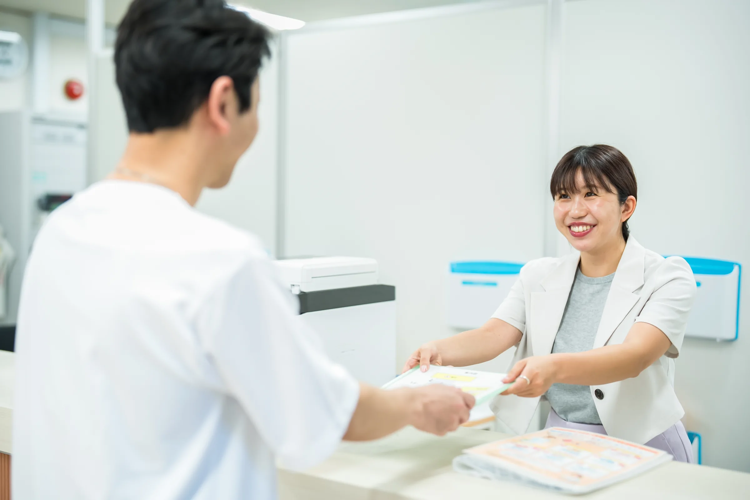 受付でご案内する様子